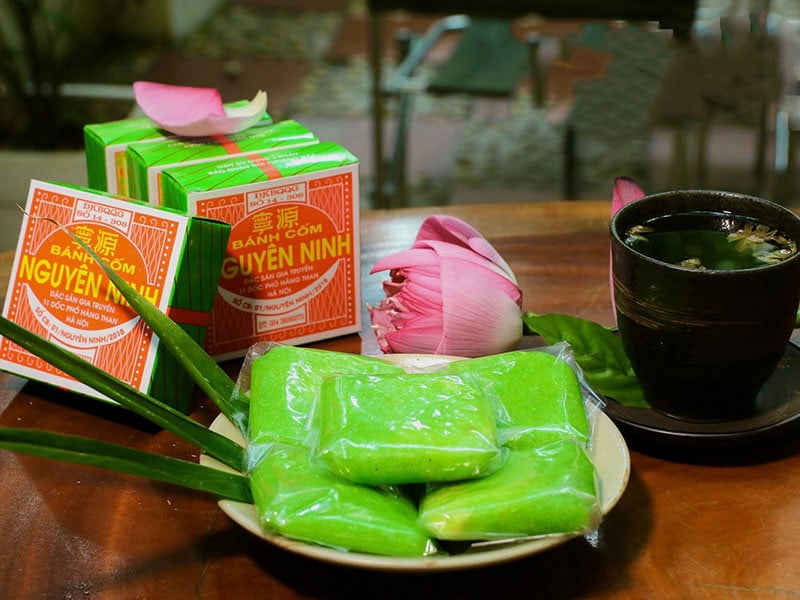 Có lẽ, hương vị của bánh cốm Hà Nội khó có ngòi bút nào lột tả hết được