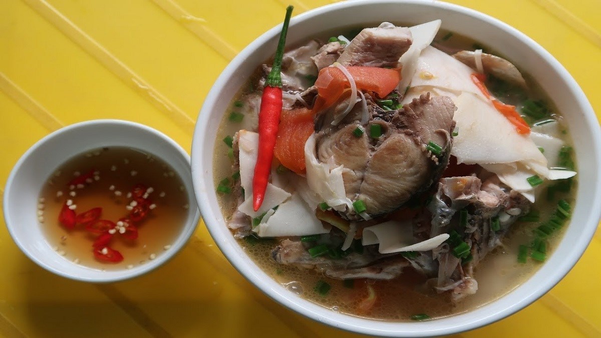 2 cách nấu canh chua đầu cá thu đậm đà, thơm ngon, đơn giản