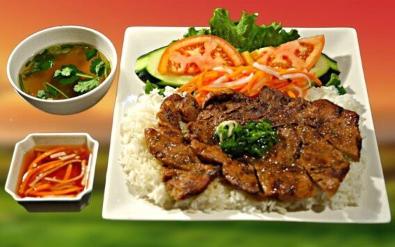 Món cơm tấm với sườn nướng tại quận 5