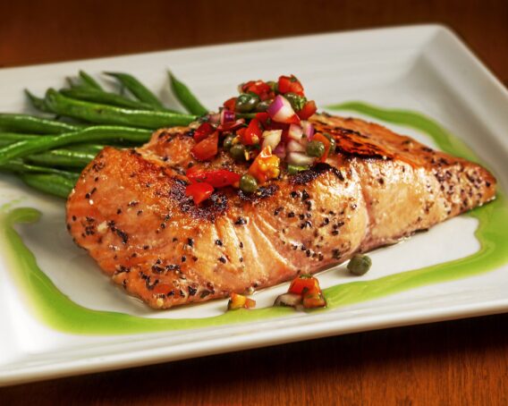 Đây là món ngon từ cá hồi dễ làm nhưng mang lại hương vị thơm ngon, kết hợp giữa vị ngọt của mật ong và vị béo ngậy của cá hồi.