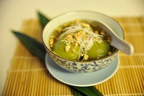  Bát chè trôi nước ngọt ngào với những viên bột nếp mềm mịn, nhân đậu xanh, ăn kèm nước đường nâu và dừa bào sợi.
