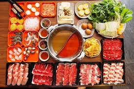 Bức ảnh chụp một nồi lẩu Thái chua cay nghi ngút khói, với màu nước lẩu đỏ tươi, đặc trưng của các gia vị như chanh, me và ớt. Trên nồi lẩu là các loại hải sản tươi sống như tôm, mực và các loại rau tươi ngon như nấm, cải thảo. 