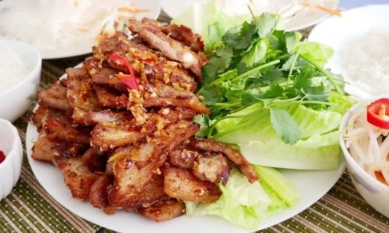 Một đĩa thịt ba chỉ nướng sả vàng ươm, lớp ngoài giòn thơm, thịt bên trong mềm và ngọt tự nhiên, được trình bày đẹp mắt với rau sống và dưa leo. Món ăn này không chỉ bắt mắt mà còn thơm lừng, khiến bạn không thể chối từ ngay từ lần đầu thưởng thức.